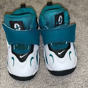 Baby boy size 5C Nike Griffey’s